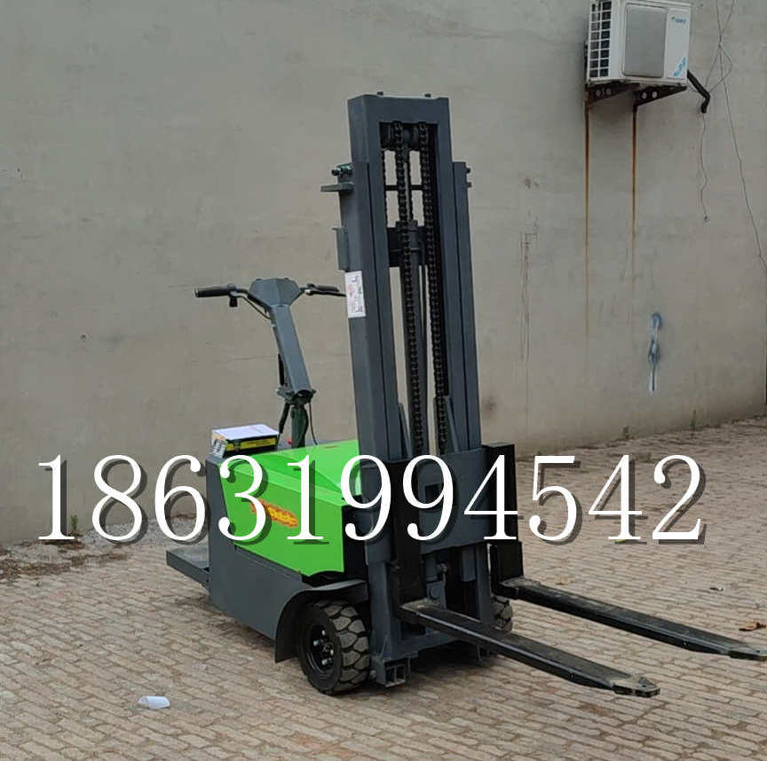 鸡东县优程全电动叉车插腿式堆高车液压装卸车1.5吨升高小型站驾式铲车